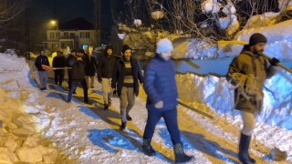 Yüksekovada cemaat namazdayken çatı çöktü: İmam anons etti, köylü küreği ve halatıyla yardıma koştu