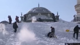 Yüksekovada kar altında kalan cami ve evler imece usulü temizlendi