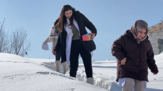 Yüksekovada sağlık ordusu zorlu coğrafyaya meydan okuyor: 1,5 metrelik karı aşarak vatandaşlara şifa dağıttılar