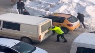 Yüksekovada soğuk havada iç ısıtan hareket: Trafik polisi mahsur kalan aracı iterek kurtardı