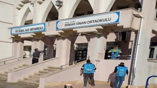Yükümlüler, Mersinde okulları temizleyip boyadı