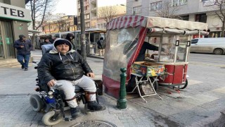 Yüzde 76 engeli olmasına ekmek parasını kazanmak için eksi 17 derecede simit satıyor