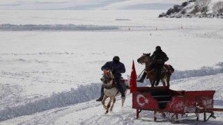 Yüzeyi buz tutan Çıldır Gölü misafirlerini ağırlamaya başladı