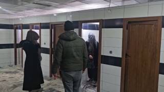 Zabıtadan kaçan dilenciler cami tuvaletinde yakalandı