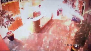 Zeytinburnundaki lüks siteye getirilen kargo paketinin bomba gibi patladığı anların görüntüleri çıktı