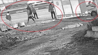 Zincirleme kazada durağa dalan otomobilden kaçarak kurtuldular: O anlar kamerada