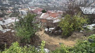 Zonguldakta heyelan sebebiyle su ve elektrik hattı zarar gördü