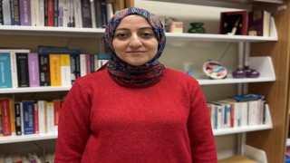 28 Şubatta başörtüsü yasağı nedeni ile Kıbrısa gidip üniversite okudu, bugün üniversitede ders veriyor