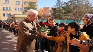 43 yılda yüzlerce öğrenci yetiştirdi, çiçek ve alkışlarla emekli oldu