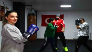 47 yaşındaki hemşire anne çocuklarıyla birlikte eldiven giyip ringe çıktı