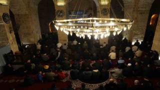 6 asırlık tarihi camide Berat Kandilinde eller semaya açıldı