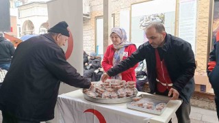 6 Şubat depreminde hayatını kaybedenler anısına lokma dağıtıldı
