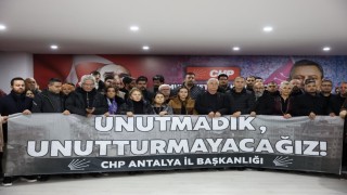 6 Şubat depremlerinin 3. yıl dönümünde hayatını kaybedenler anıldı