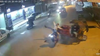 Adanada 2 motosiklet çarpıştı... Kaza anı kamerada