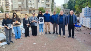Adanada depremde 96 kişinin hayatını kaybettiği apartmanın yerinde gözyaşlarına boğuldular