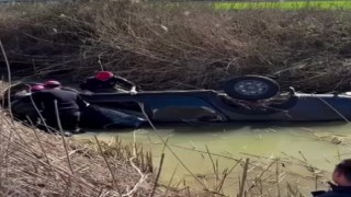 Adanada dereye devrilen kamyonetin sürücüsü hayatını kaybetti