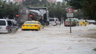 Adanada sağanak yağışta yollar göle döndü