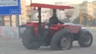 Adıyamanda şaşkına çeviren görüntü: Traktör 3 tekerle ilerledi