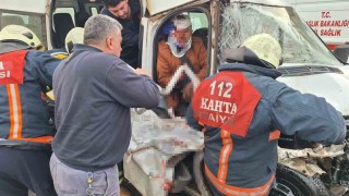 Adıyamanda tır ile minibüs çarpıştı: 7 yaralı