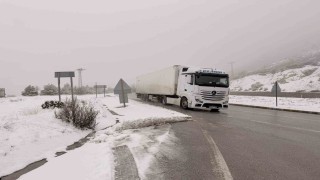 Afyonkarahisarın yüksek kesimlerinde kar yağışı etkili oldu