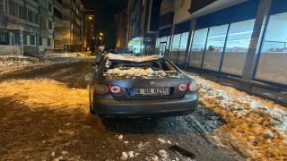 Ağrıda çatıdan düşen kar ve buz kütlesi araca zarar verdi