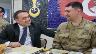 Ailesiyle görüntülü konuşan Mehmetçik duygu dolu anlar yaşadı