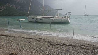 Akbükte şiddetli fırtına ve sağanak hayatı olumsuz etkiledi