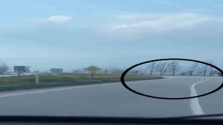 Akrobatik hareketler yapan motosiklet sürücüsü tarlaya uçtu