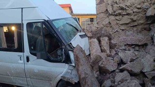 Aksarayda işçi servisi bahçe duvarına çarptı: 2si ağır 14 yaralı