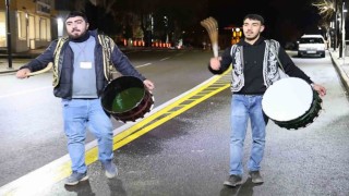 Aksarayda Ramazan davulcuları hafif kar yağışı altında sahur mesaisine başladı