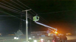 Alacada kamyon, elektrik ve telefon hatlarına zarar verdi