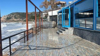 Alanyada dalgalar balık lokantasını bastı