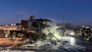 Alev topuna dönen tırdan geriye demir yığını kaldı