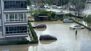 Aliağada sağanakla birlikte dere taştı, bir mahalle sular altında kaldı