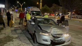 Alkollü sürücü önündeki araca çarptı: 6 yaralı