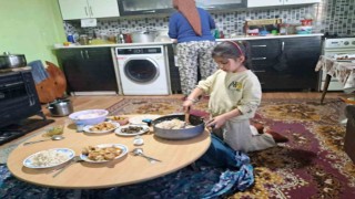 Altıntaşta öğrenciler evlerinde aileleriyle birlikte iftar sofrası kurdu