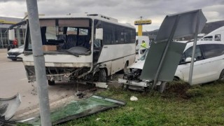 Amasyada midibüs ile kamyonet çarpıştı: 6 yaralı
