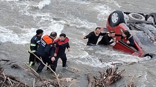 Amasyada otomobil köprüden Yeşilırmak Nehrine uçtu: Anne-kızı ekipler kurtardı