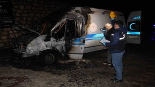 Ambulans alev aldı: Kahraman şoför, hasta ve yakınlarını kurtardı, oksijen tüplerinin patlamasını önledi