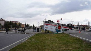 Ambulansla hafif ticari araç çarpıştı: 3 sağlık görevlisi yaralandı