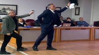 Anma töreni krize dönüştü: Mecliste gergin dakikalar