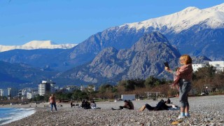 Antalyada karlı dağların gölgesinde deniz keyfi
