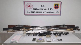 Antalyada operasyon yapılan evde çok sayıda silah ele geçirildi