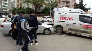 Antalyada otomobil ile hafif ticari kavşakta çarpıştı: 3 yaralı