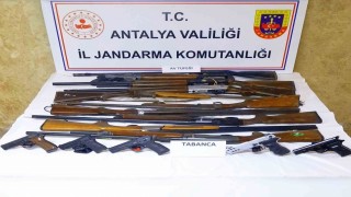 Antalyada ruhsatsız silah operasyonu: 15 silah ele geçirildi