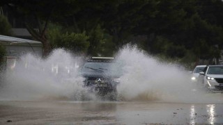Antalyada şiddetli yağış hayatı olumsuz etkiledi