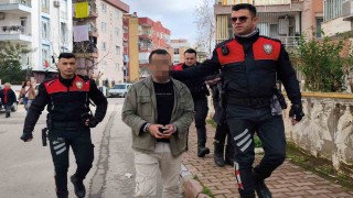 Apartman bahçesine sakladığı pompalı tüfek polisi alarma geçirdi