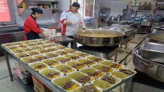 Arabanda 6 Şubat depremlerinde hayatını kaybedenler için 450 aileye et döner dağıtıldı