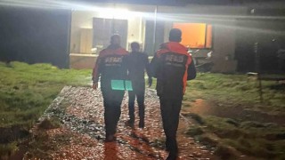 Aracı akıntıya kapılan vatandaş son anda kurtuldu