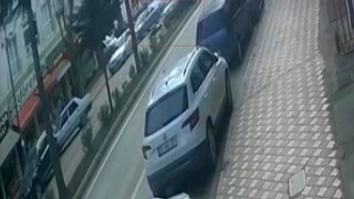 Aracın çarptığı yaya yola savruldu: Kaza anı kamerada